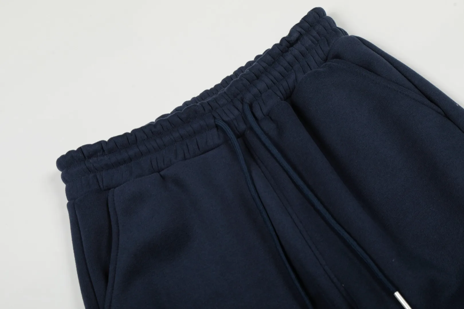 P230 Top quality" Style number: T7005# [Ralph Lauren solid color pony embroidered logo thickened velvet legged trousers] ✅Ralph Lauren Ralph Lauren classic basic versatile unisex autumn and winter velvet legged trousers ✅Pure cotton high-gram velvet thickened fabric The upper body is comfortable and warm ✅The version is restored to the original version The maximum size can be worn up to 180 pounds Loose, comfortable and stress-free ✅The upper body is simple and easy to wear ootd must-have. Good-looking clothes are never picky. A must-have in couples’ wardrobes. Size: S-XL. Color: Black, Gray, Navy Khaki.